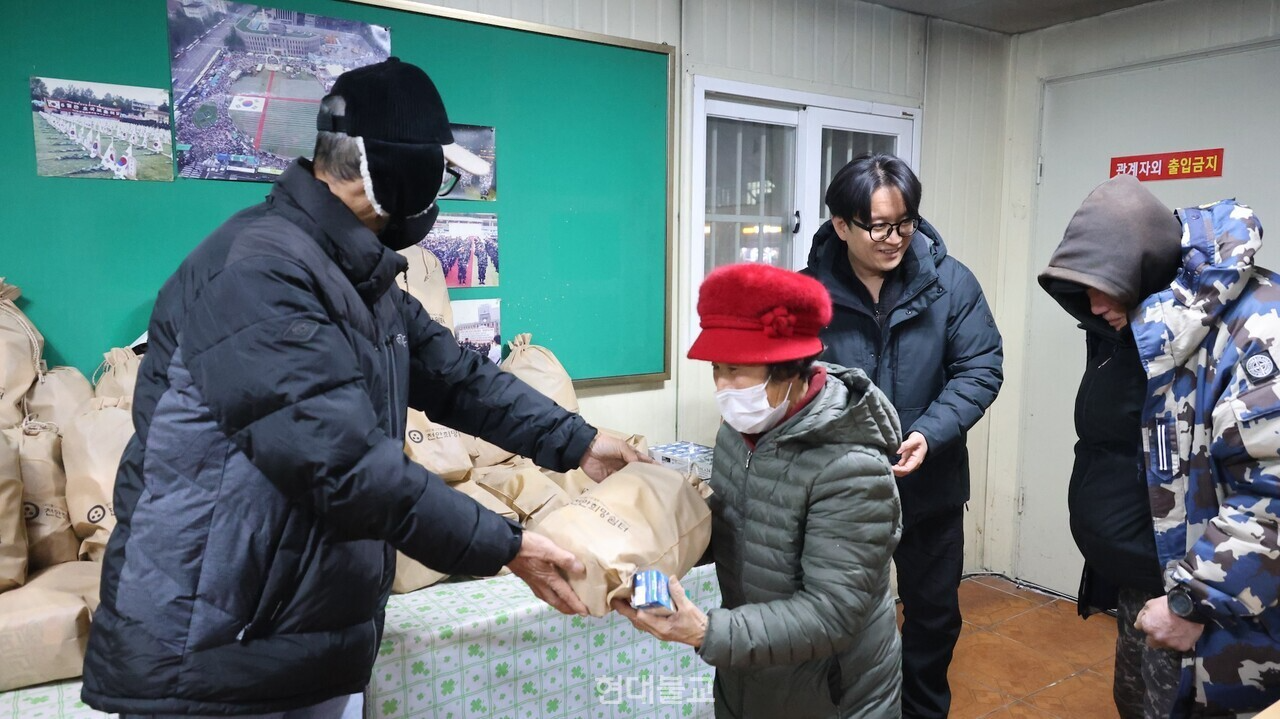 천안희망쉼터는 연말을 맞아 노숙인과 소외계층에게 따뜻한 음식과 방한 용품을 전달하며 자비나눔을 실천했다.
