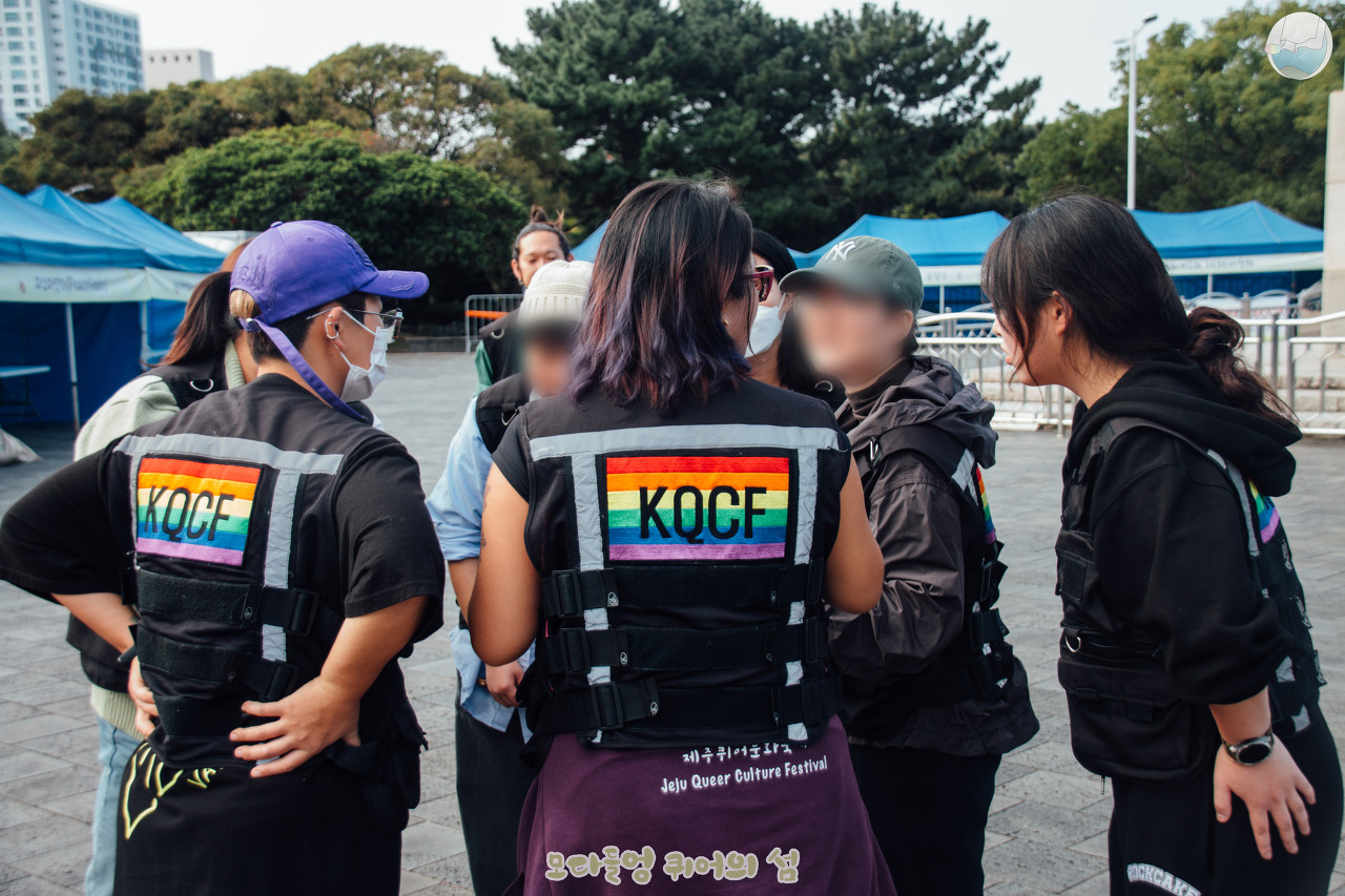 행사 시작 전 최종적으로 조율 내용을 논의하고 있는 조직위원 및 자원활동가들의 모습