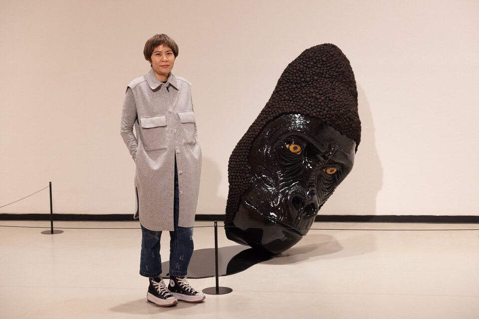 태국 현대미술가 임하타이 쑤왓타나씬(Imhathai Suwatthanasilp)이 서울 서초구 예술의전당 한가람미술관에서 열린 ‘태국 현대미술 – 꿈과 사유’에 전시된 자신의 작품 ‘초승달 원숭이’ 앞에 서 있다. ⓒ한세예스24문화재단 제공