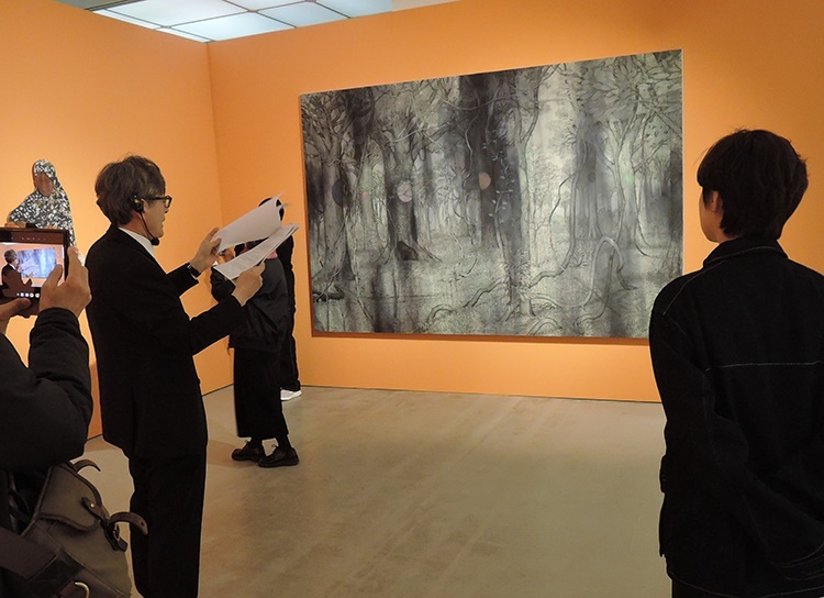 르앙삭 아누왓위몬(Ruangsak Anuwatwimon) I 'The Envoy' 아크릴 잉크펜 캔버스 위에 파스텔 펜 200×200×4.5cm 2024