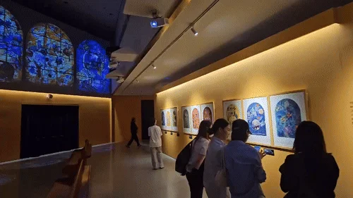 23일 서울 서초구 예술의전당 한가람미술관에서 열린 '마르크 샤갈 특별전 - 비욘드 타임'에서 관람객들이 천장의 몰입형 미디어 아트를 감상하고 있다. / 사진 = 오진영 기자