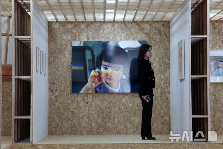 [서울=뉴시스] 박진희 기자 = 서울미술관은 24일 서울 종로구 석파정 서울미술관에서 일본 사진작가 카와시마 코도리(Kawashima kotori) 개인전 '사란란 サランラン' 기자간담회를 갖고 작가의 주요 사진 작