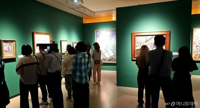 23일 서울 서초구 예술의전당 한가람미술관에서 열린 '마르크 샤갈 특별전 - 비욘드 타임'에서 관람객들이 그림을 감상하고 있다. / 사진 = 오진영 기자