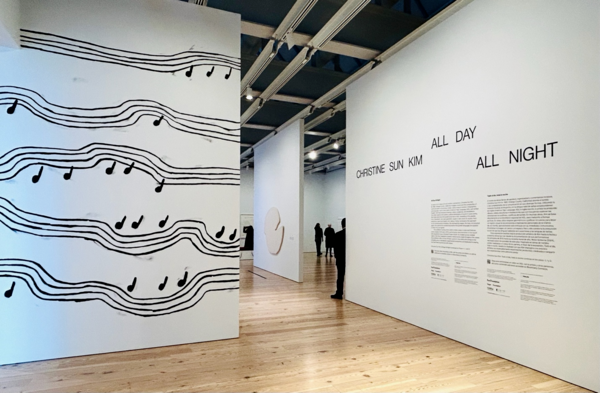 전시 전경: 크리스틴 선 김 《All Day All Night (2025.2.8–6.6)》@ 휘트니 미술관 8층(Whitney Museum of American Art)