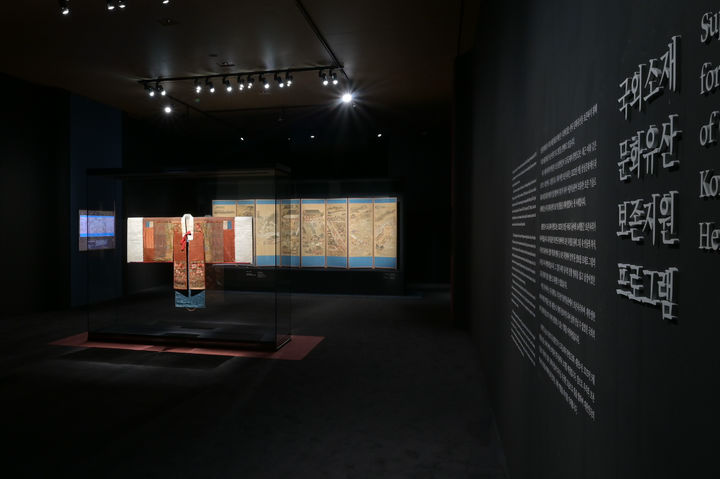 [서울=뉴시스] 리움미술관 M1, 2층에서 열리는 '평안감사도과급제자환영도' 8폭 병풍과 '활옷'의 보존처리 특별전 '국외소재 문화유산 보존지원 프로그램' 전시실 전경 (사진=국외소재문화유산재단 제공) 2025.03.10. photo@newsis.com *재판매 및 DB 금지