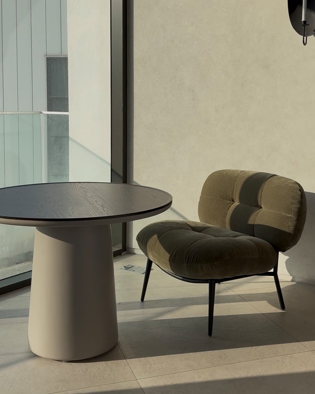 KAWOODEN DINING TABLE • 카우든 다이닝 테이
