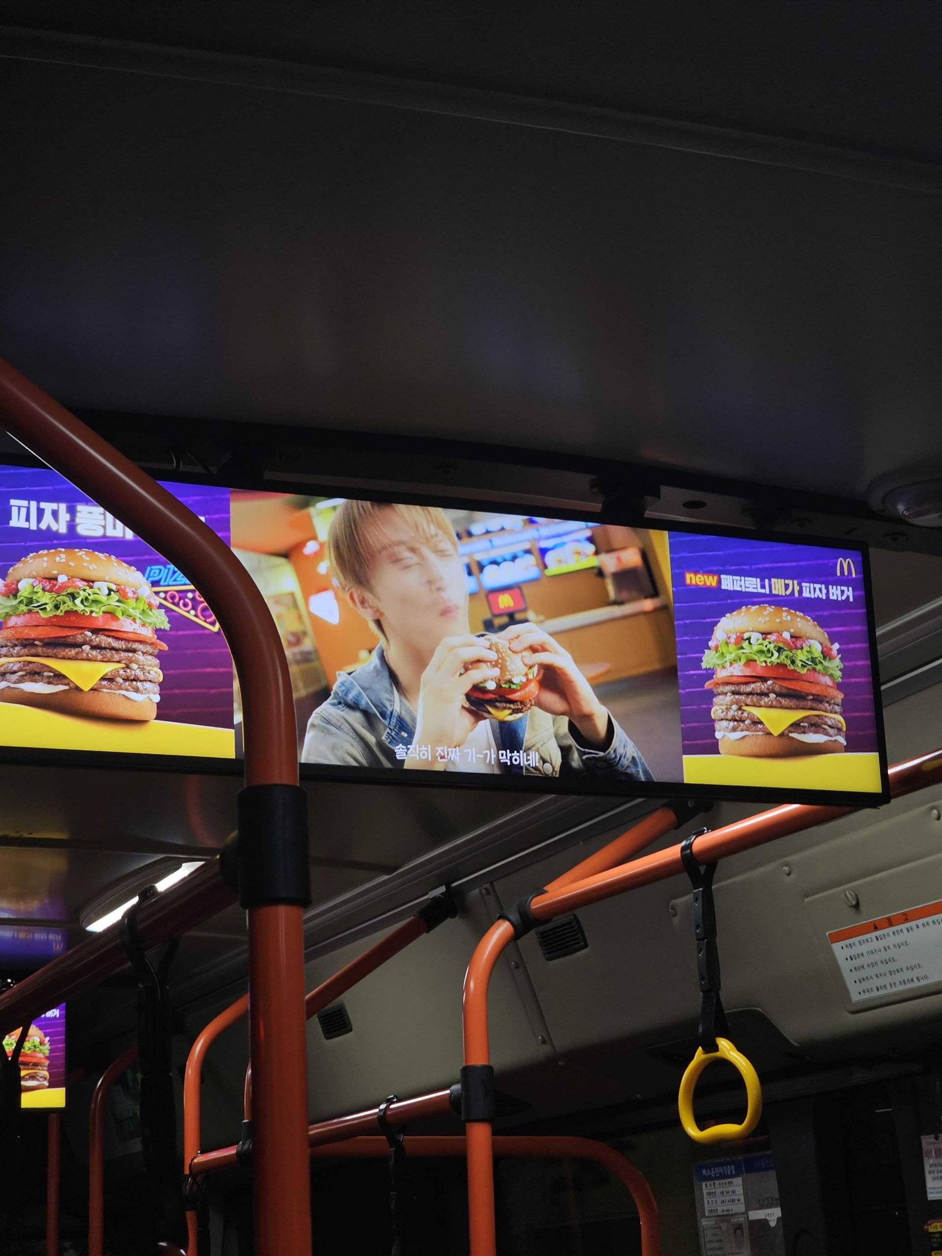 25년 9월 | 맥도날드 버스 내부 디지털 디스플레이 광고 - F&B 옥외광고 사례 (2)
