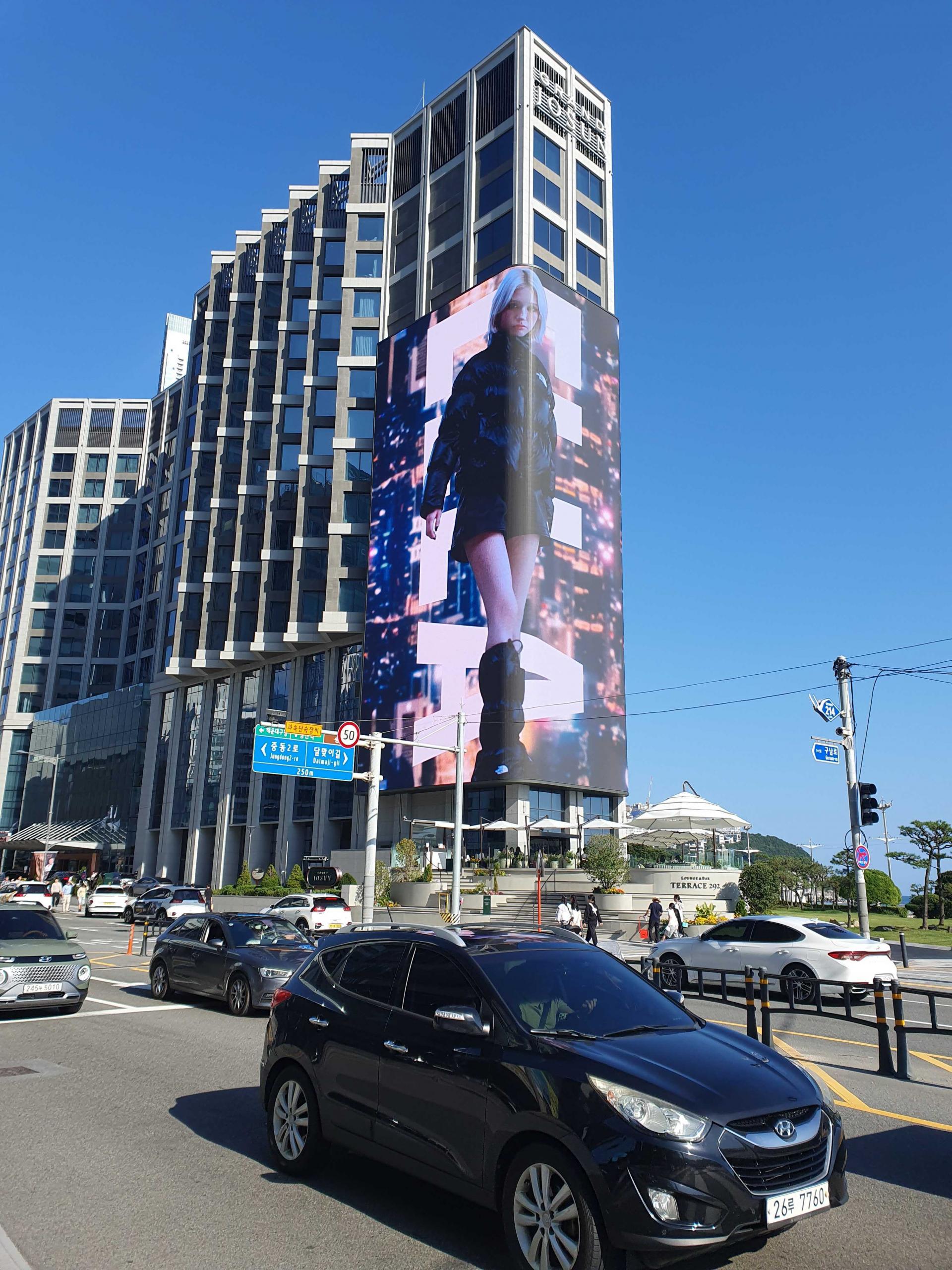 25년 10월 | 노스페이스 부산 조선호텔 초대형 디지털 사이니지 광고