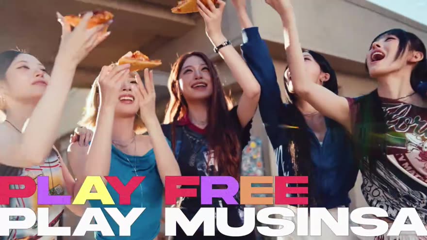 다섯 명이 피자 조각을 머리 위로 들어 올리고 PLAY FREE PLAY MUSINSA 자막이 박힌 마지막 장면