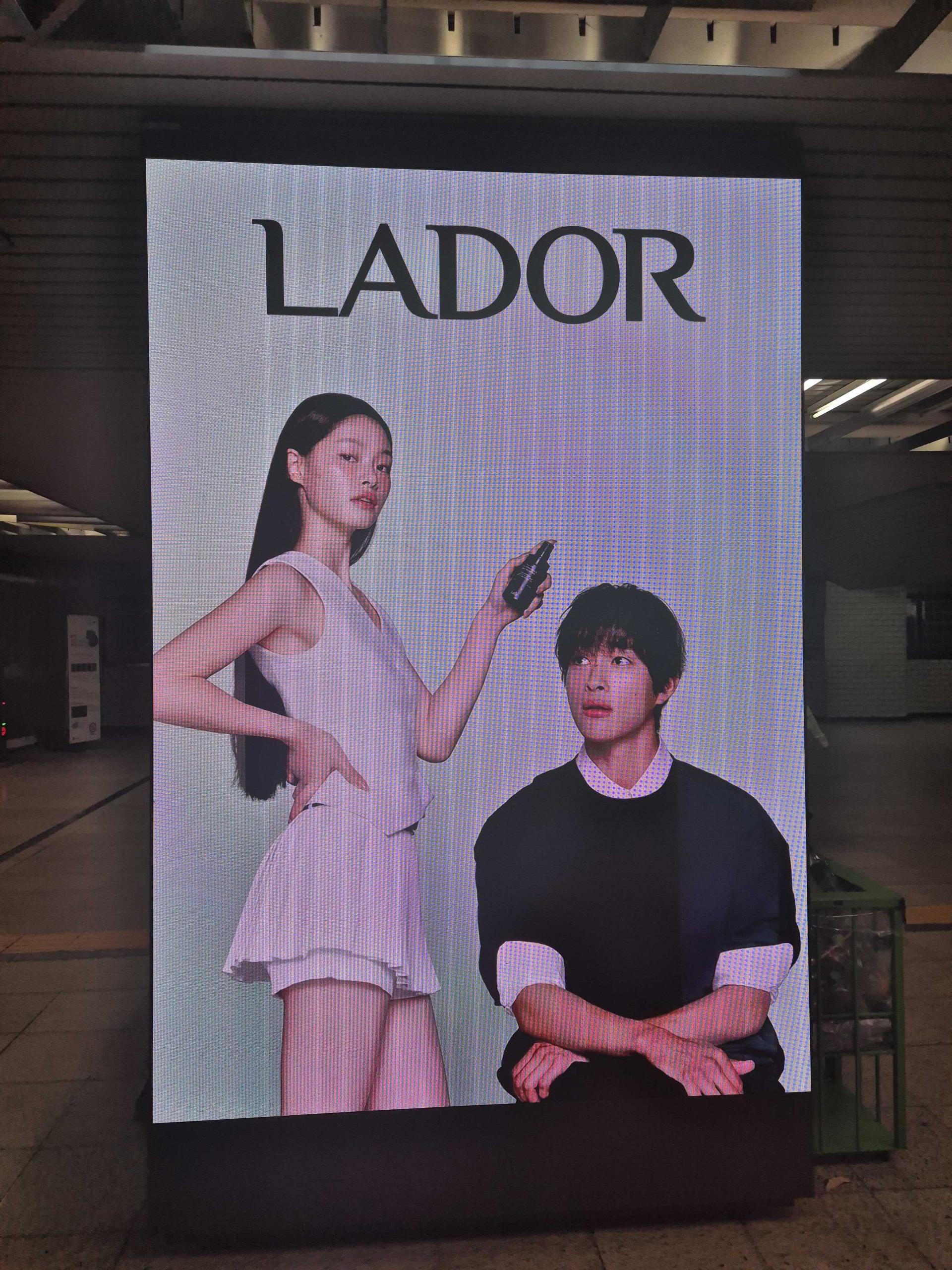 25년 10월 | 아도르(LADOR) 드라이샴푸 홍보 캠페인 - 성수역 사각기둥 디지털 옥외광고