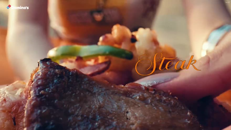 스테이크 조각 클로즈업 위에 Steak 라는 주황색 필기체 자막