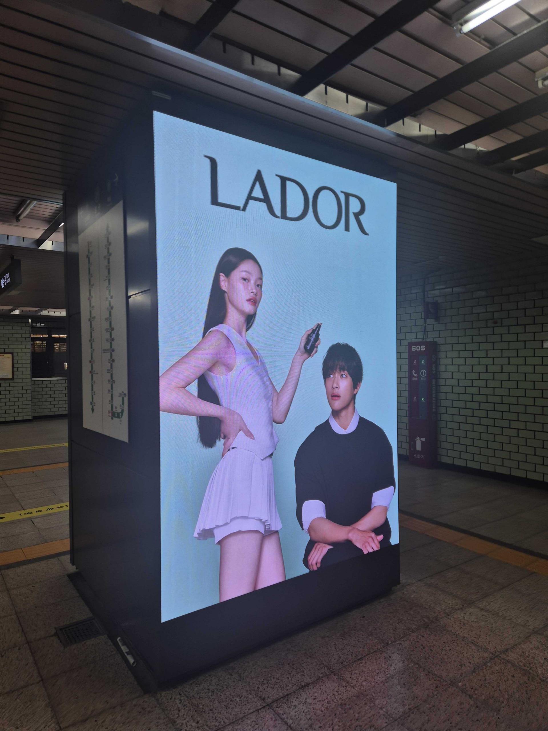 25년 10월 | 아도르(LADOR) 드라이샴푸 홍보 캠페인 - 성수역 사각기둥 디지털 옥외광고