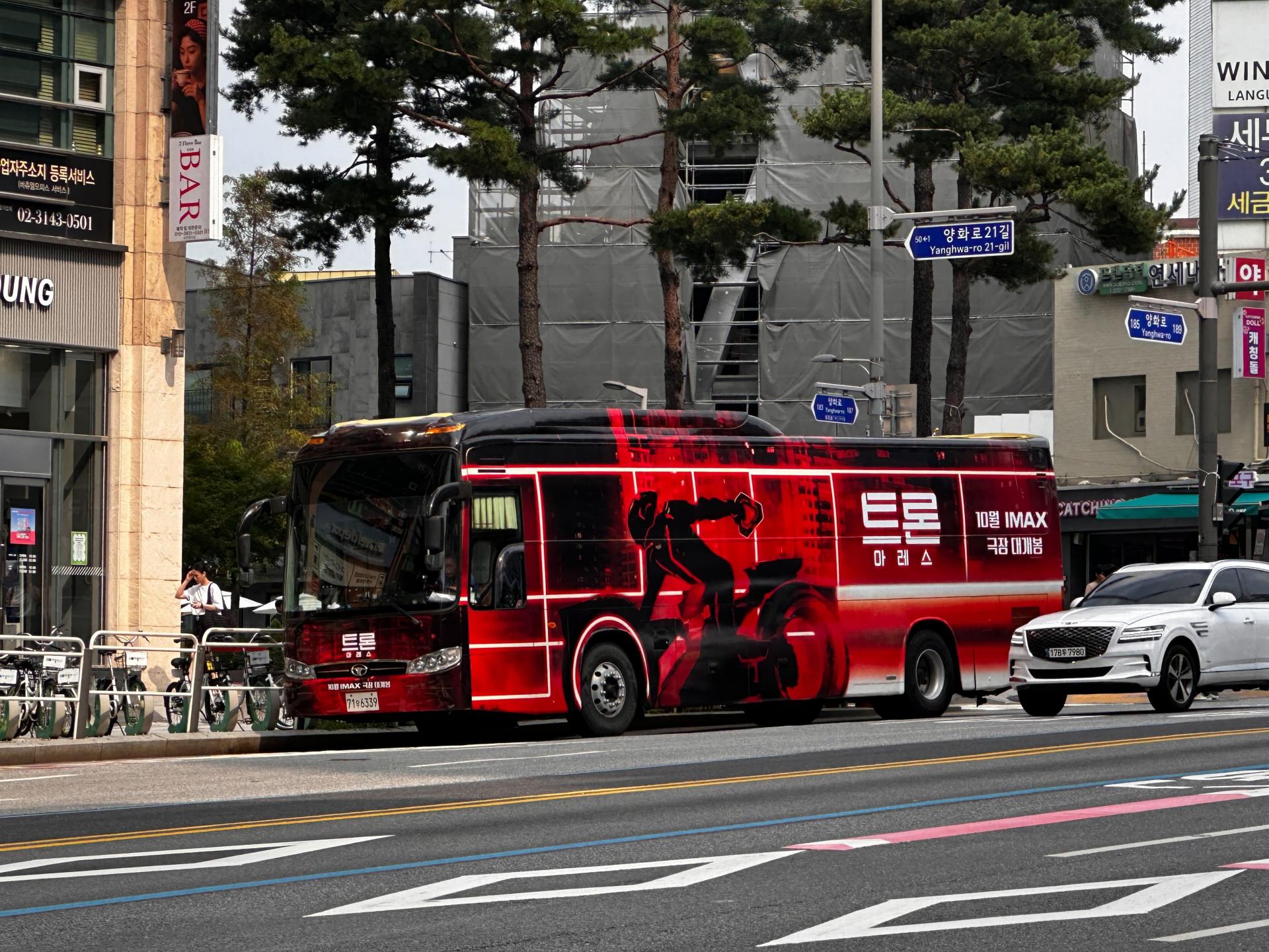 25년 10월 | 트론 버스 랩핑 광고 - 엔터테인먼트 옥외광고 사례 : 옥외광고 사례 라이브러리 ｜ 데이터 기반 OOH 솔루션 애드타입
