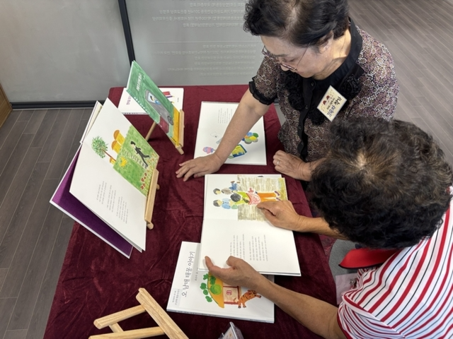 ▲ ‘우리도 그림책 5기’ 출판기념회가 지난 4일 밥상공동체복지재단에서 열렸다.