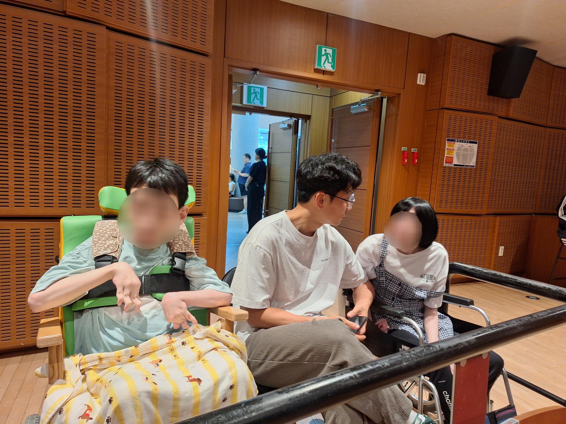 공연전 자리에 앉아 대화하는 이용자와 직원