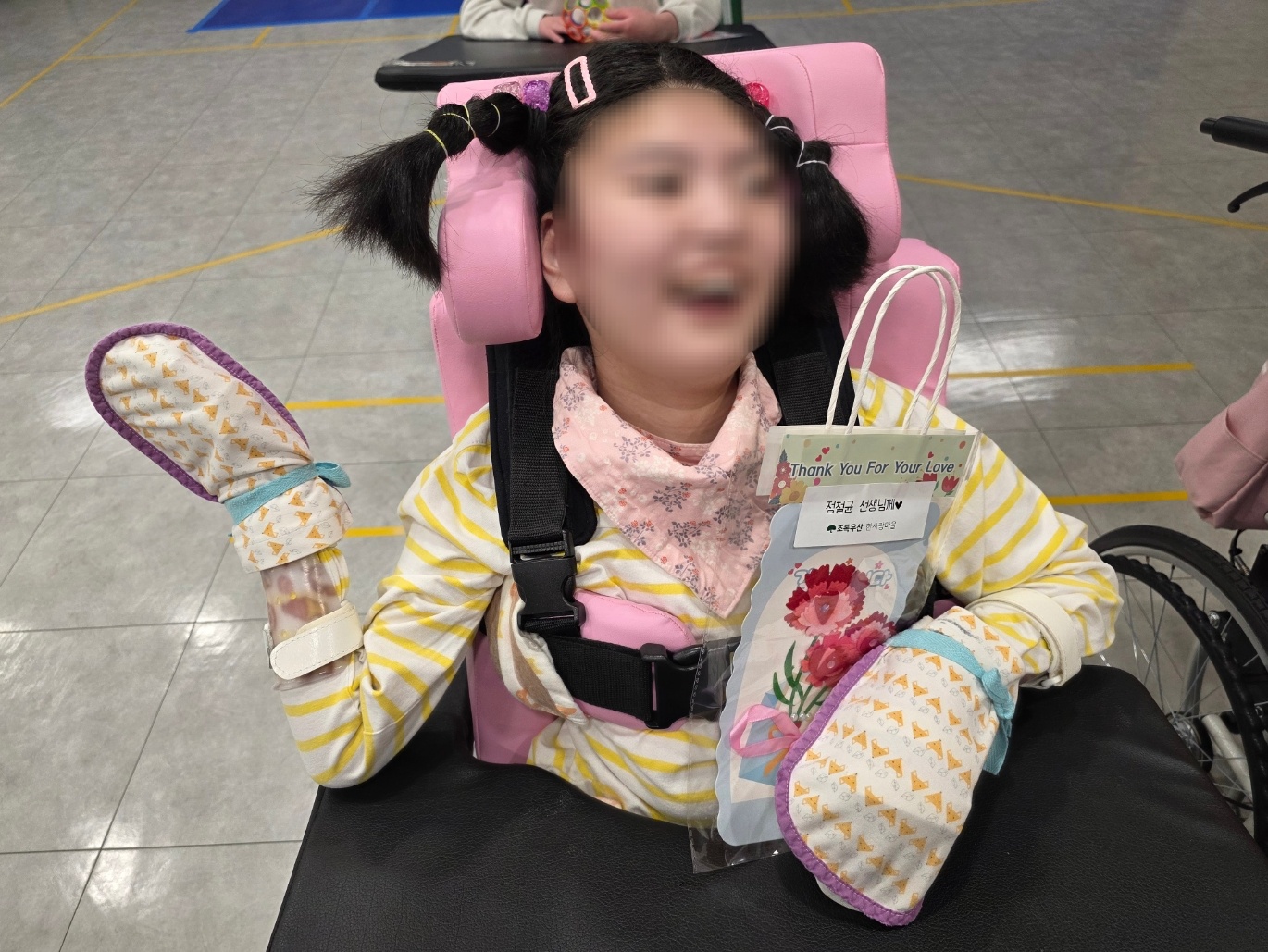 등교하며 챙긴 카네이션 카드를 잡고 좋아하는 이용자