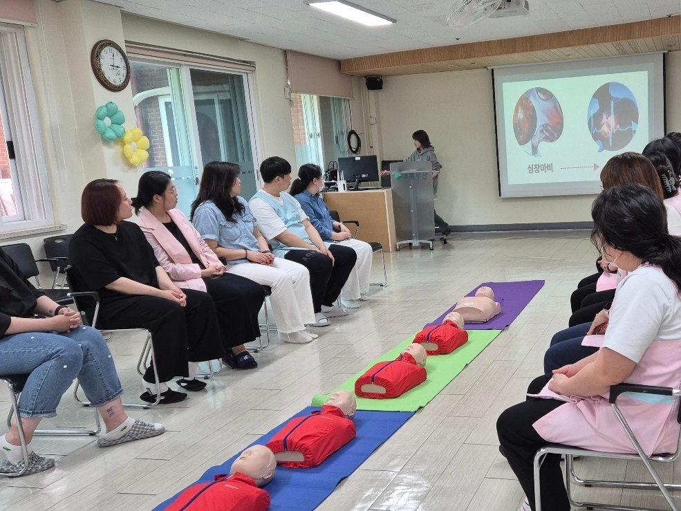 이론교육을 듣고있는 종사자들