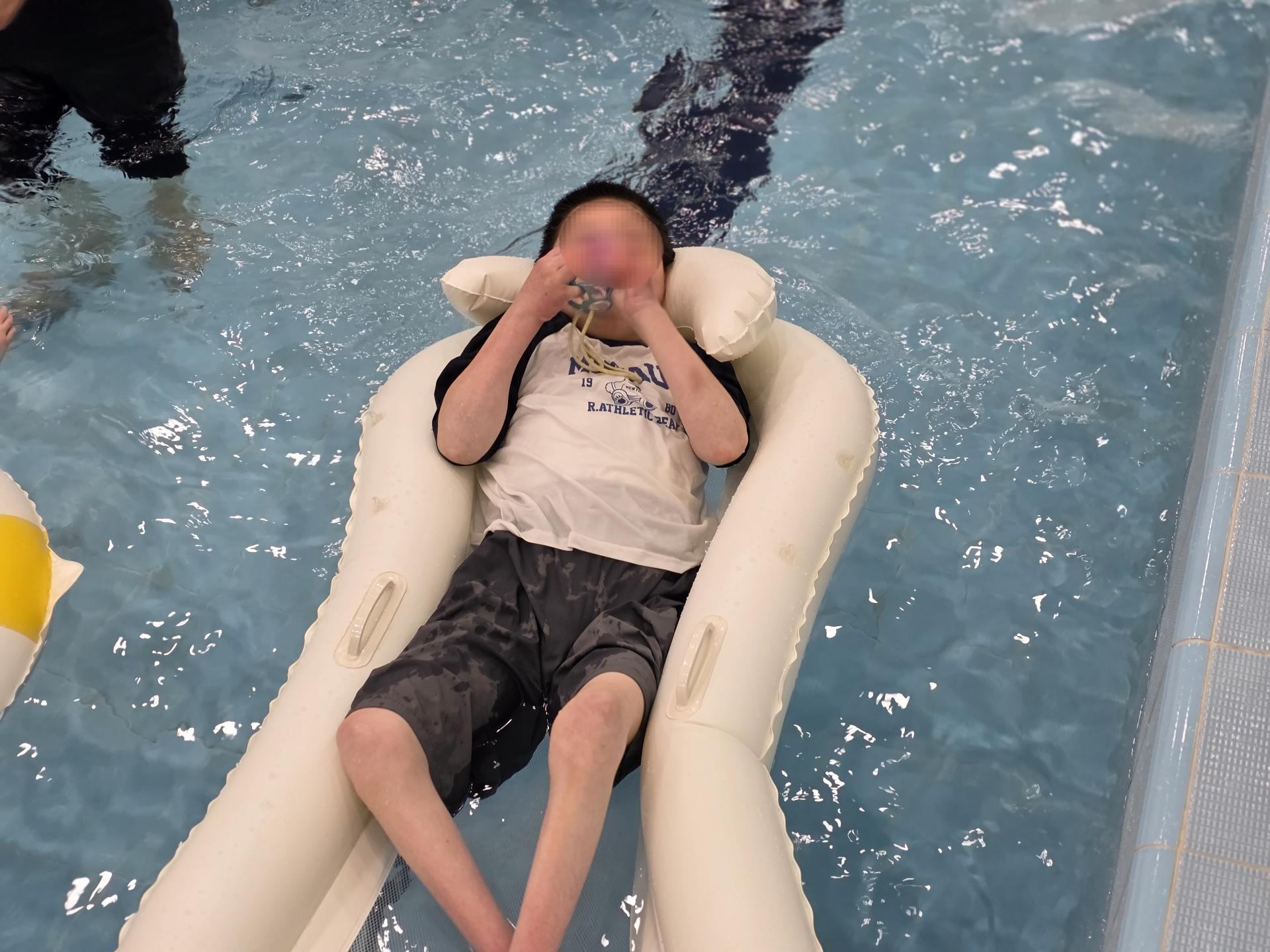 튜브에 누워 물위를 둥둥 떠다니는 이용자