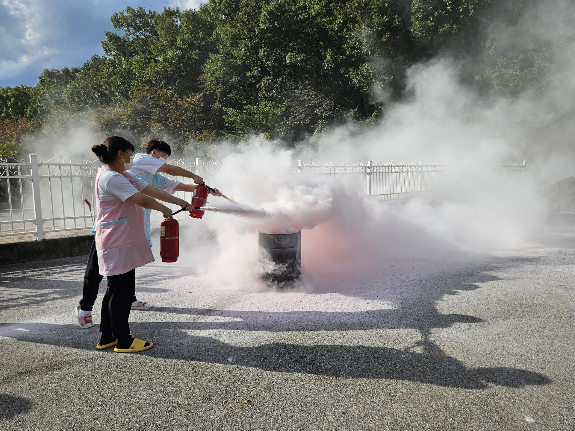 소화기로 불을 끄고 있는 직원들