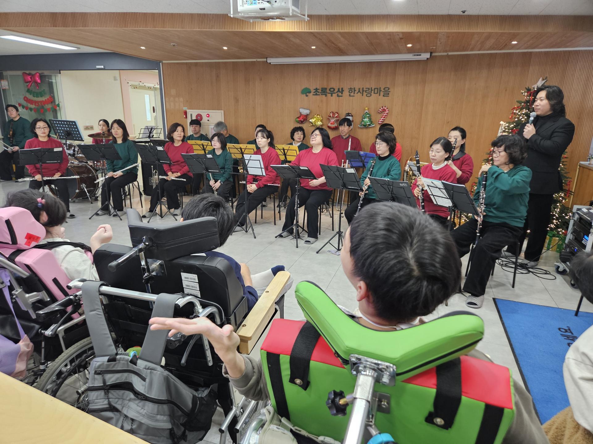 합창단 소개를 하고 있는 지휘자님과 합창단 모습