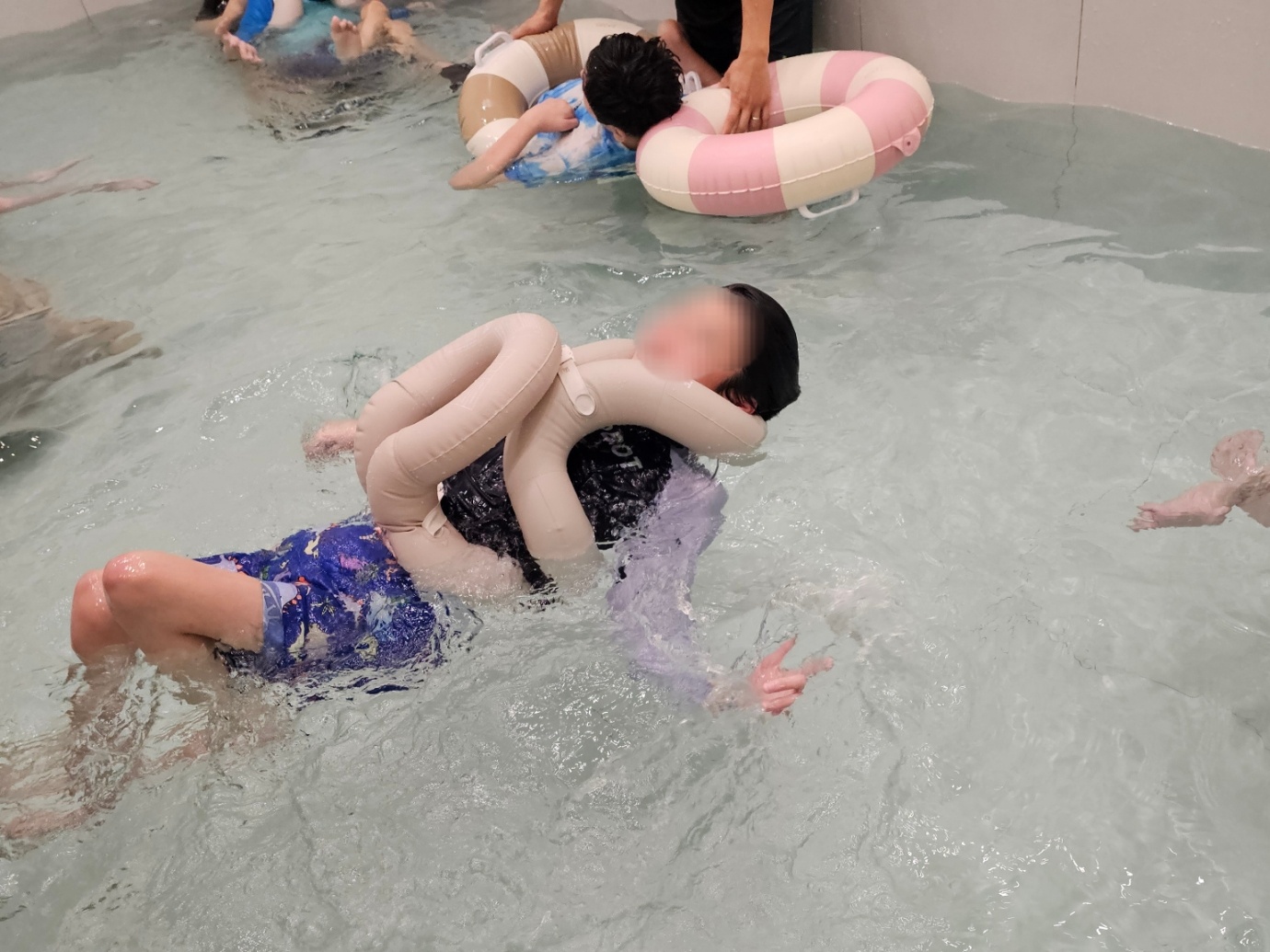 튜브를 이용해 물에 둥둥 떠서 즐거워하는 이용자