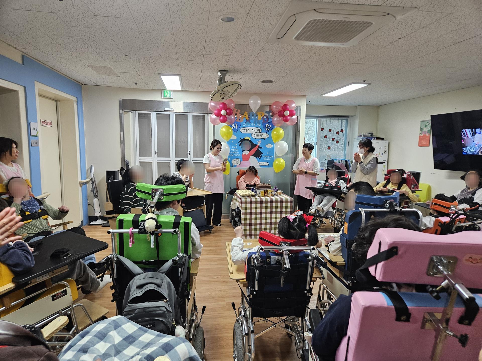 퇴소 송별회를 위해 모인 이용자와 직원들