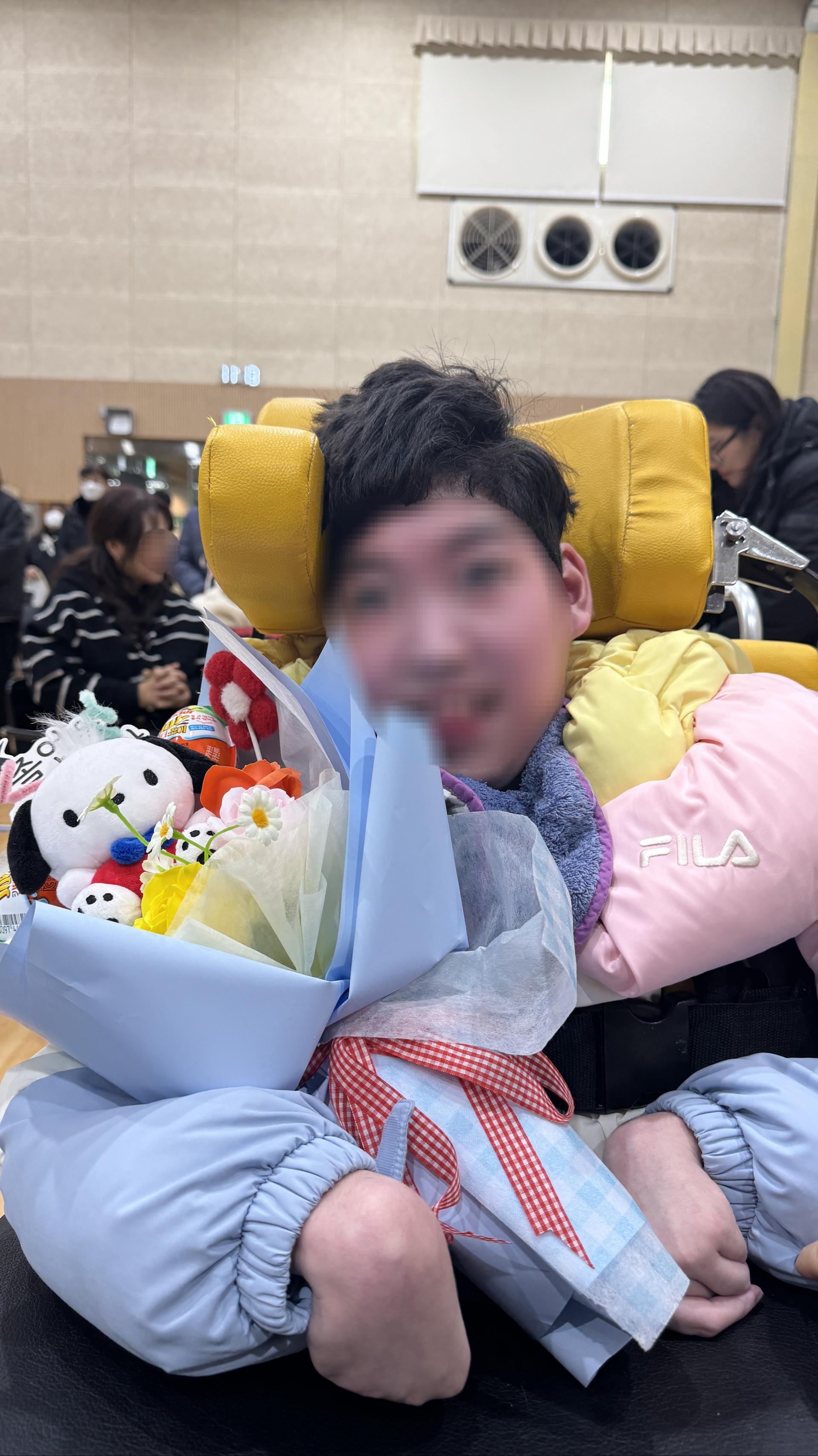 꽃다발을 받고 좋아하는 이용자