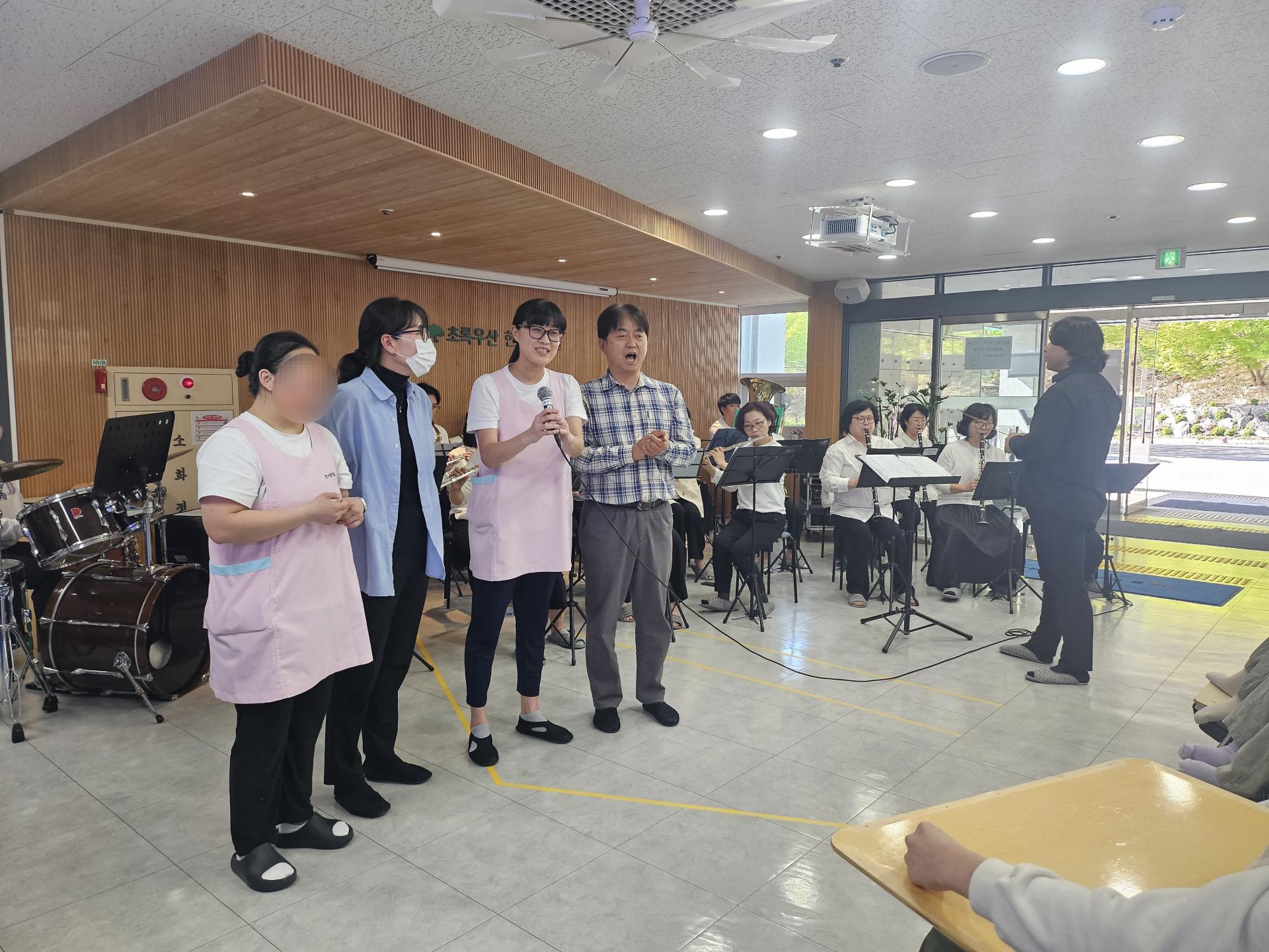 함께 노래부르는 원장님과 직원들