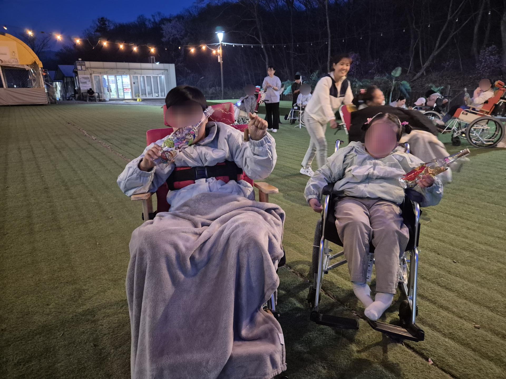 저녁 산책을 하고 있는 이용자와 직원들