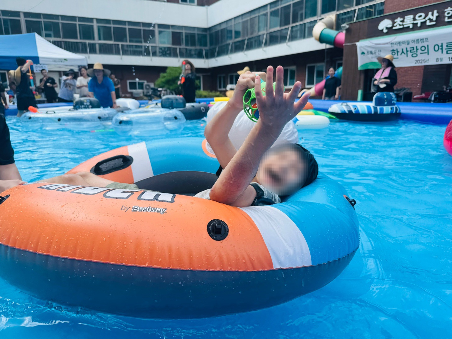 튜브를 타며 즐거워하는 이용자 모습