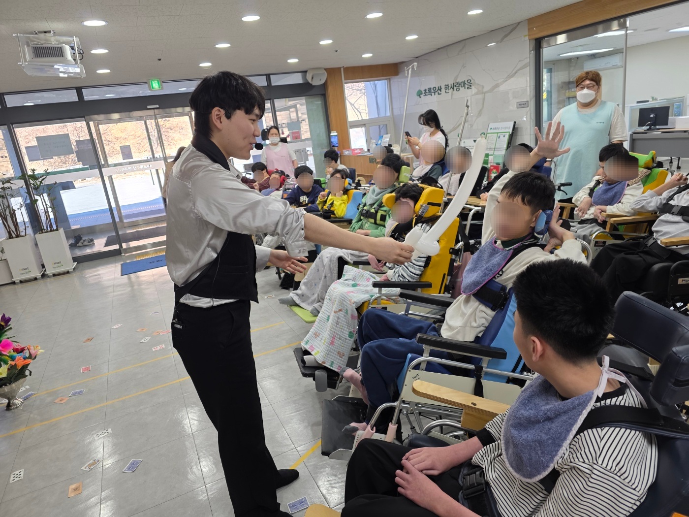 풍선으로 만든 칼을 전달받는 이용자