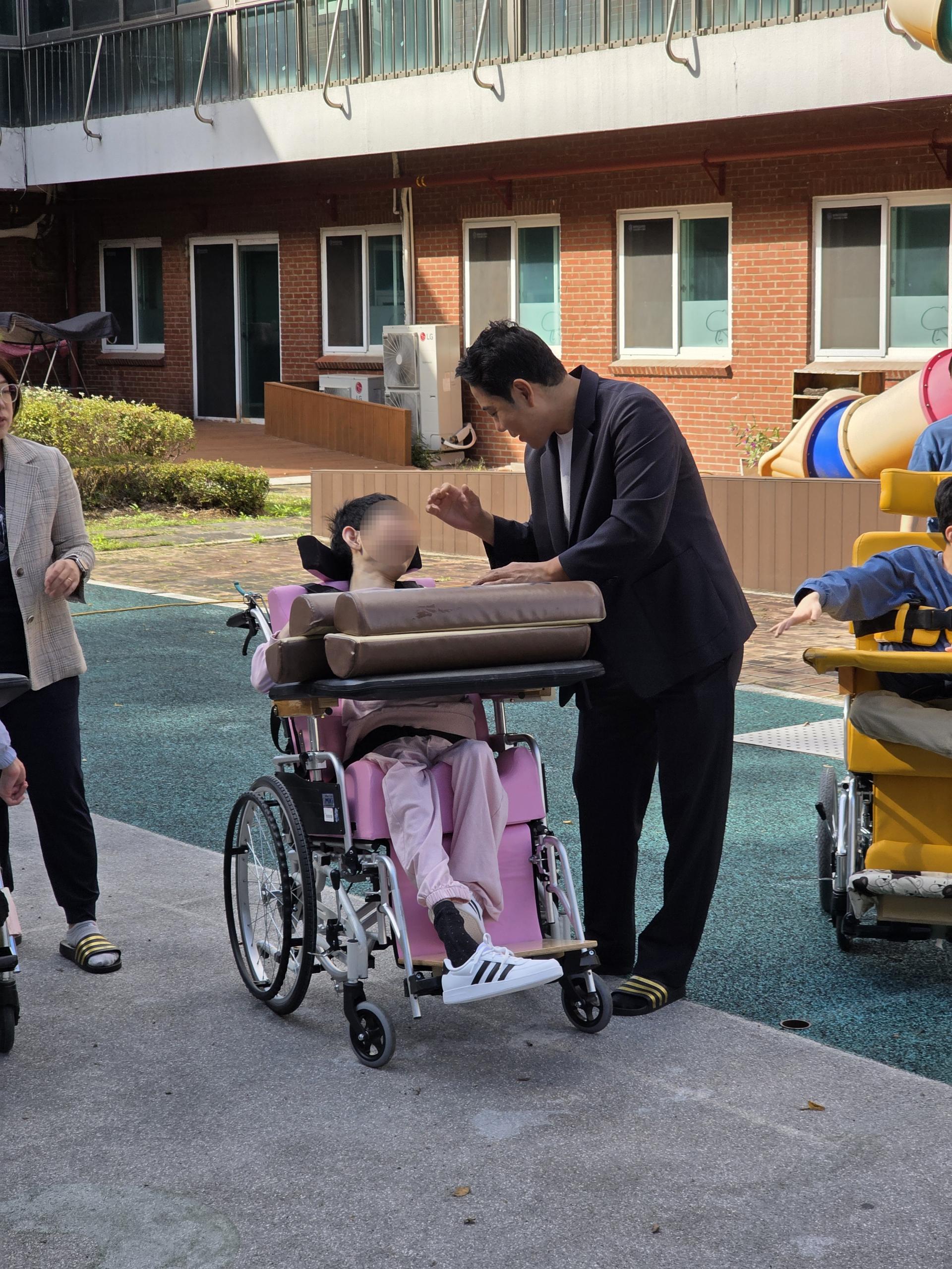 함께 윷을 던지는 이용자와 봉사자