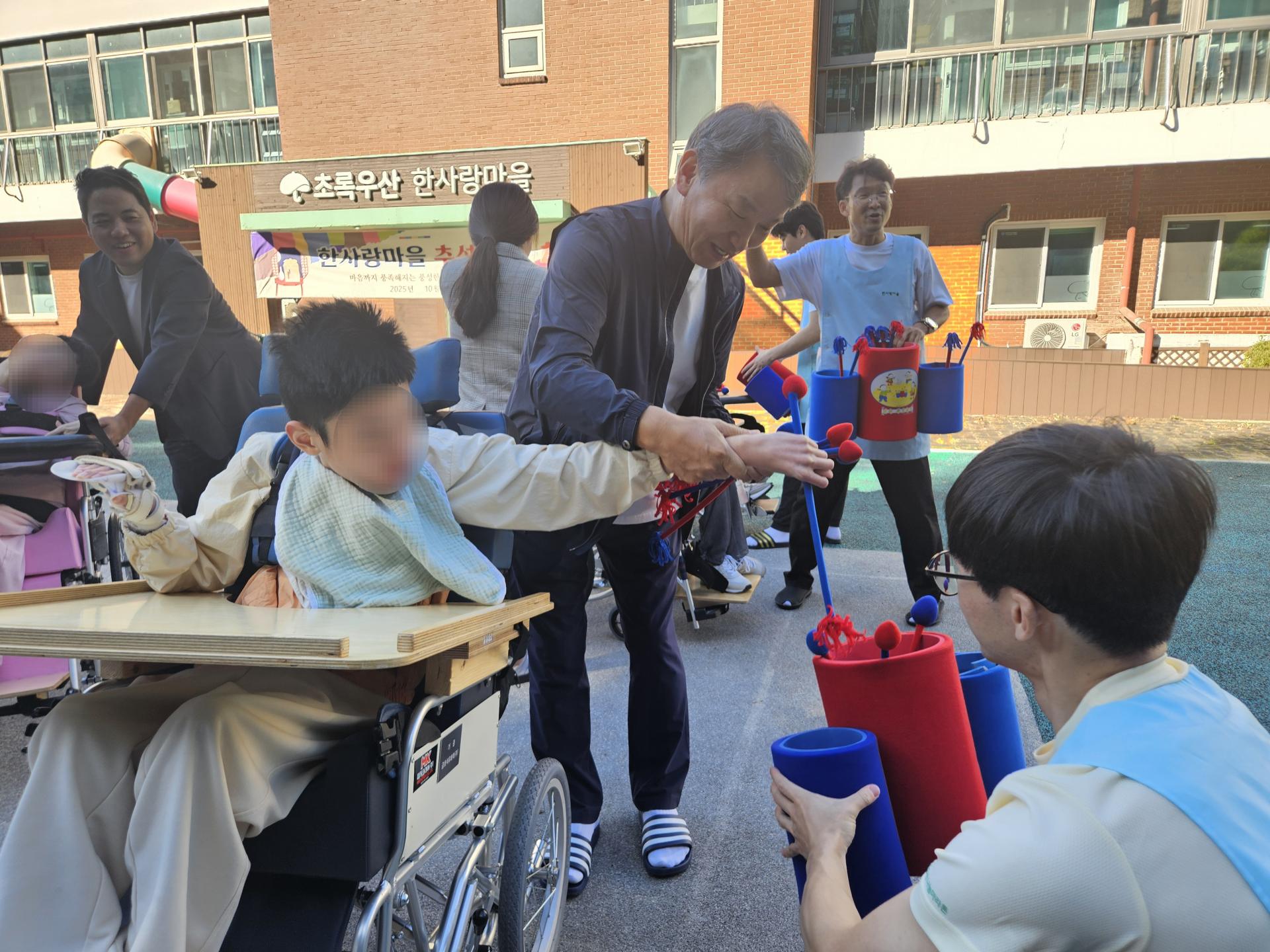 투호를 던지는 이용자와 봉사자