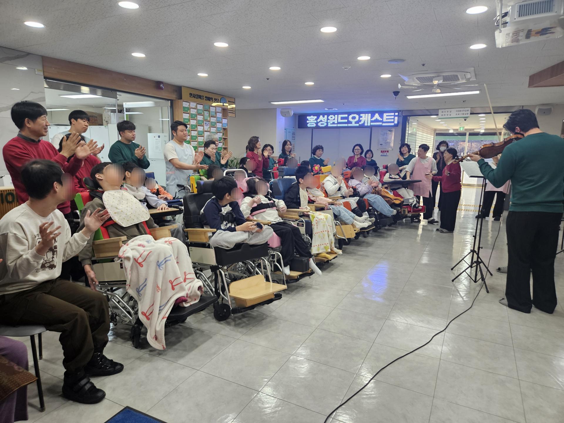 이용자들과 마지막 곡을 즐기는 단원들