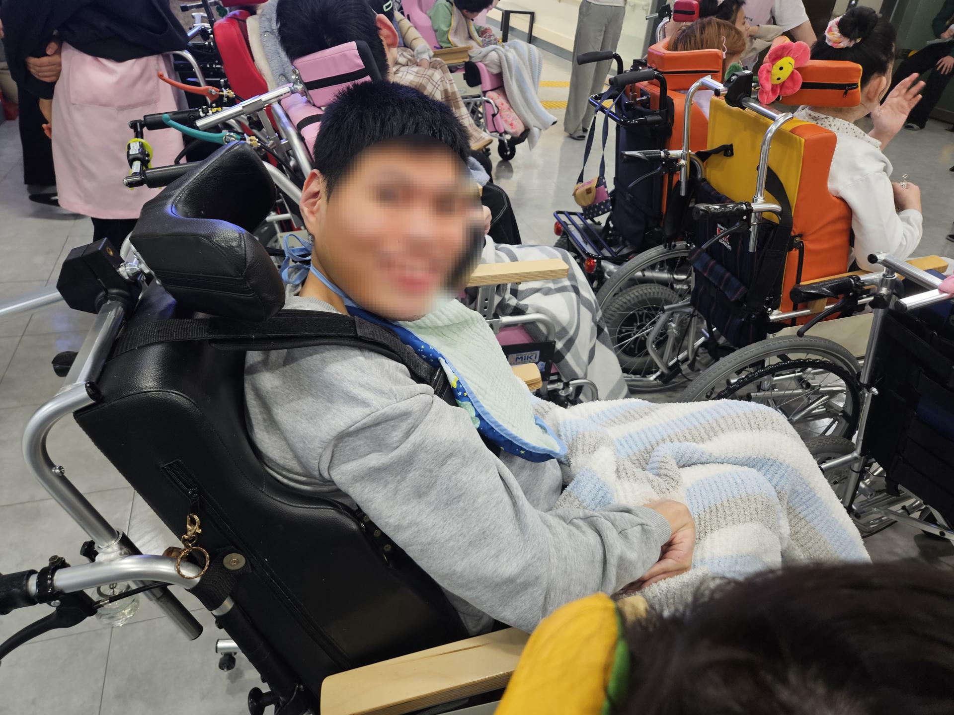 캐롤을 듣고 웃고 있는 이용자