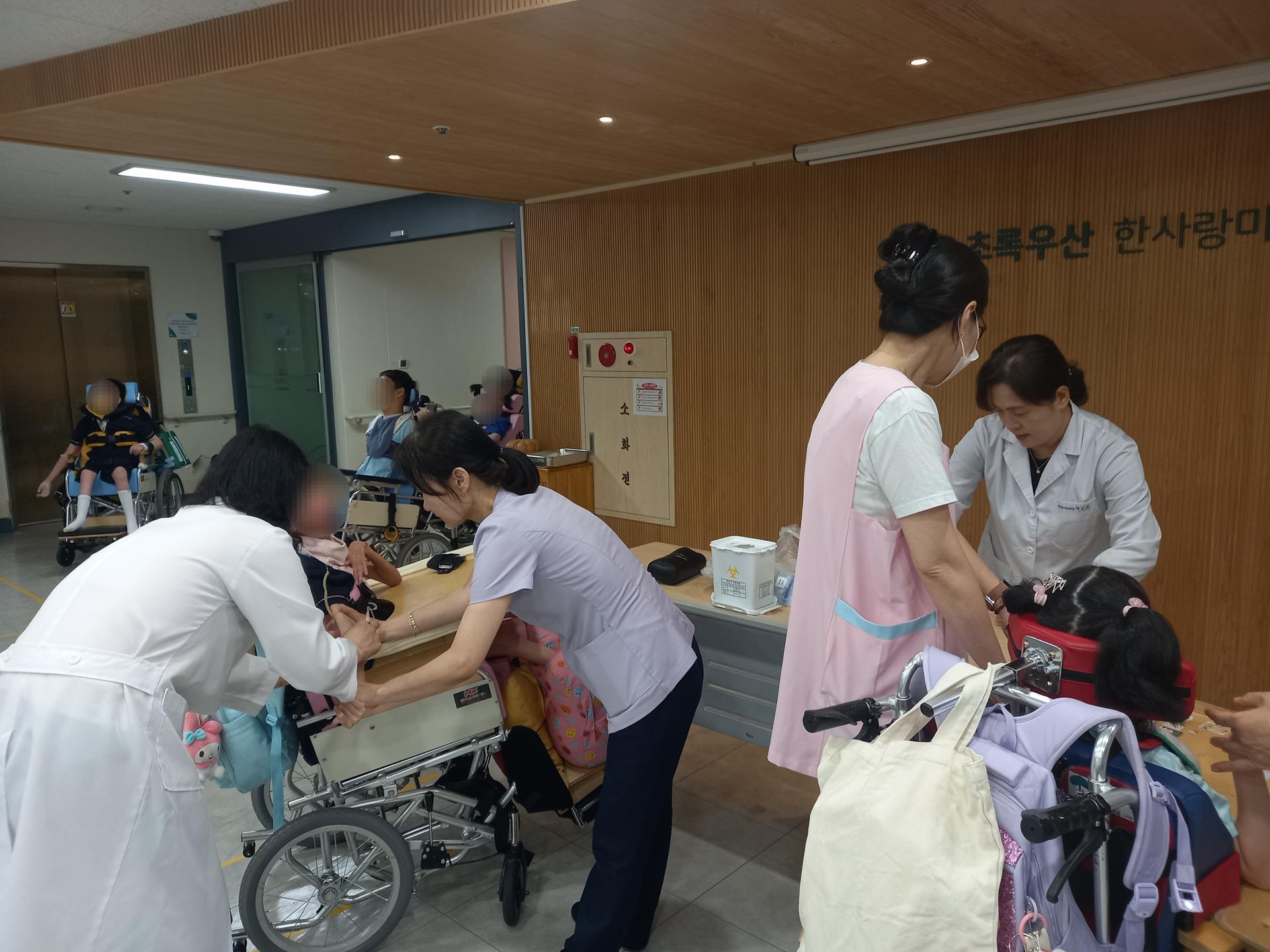 건강검진을 받고 있는 이용자들