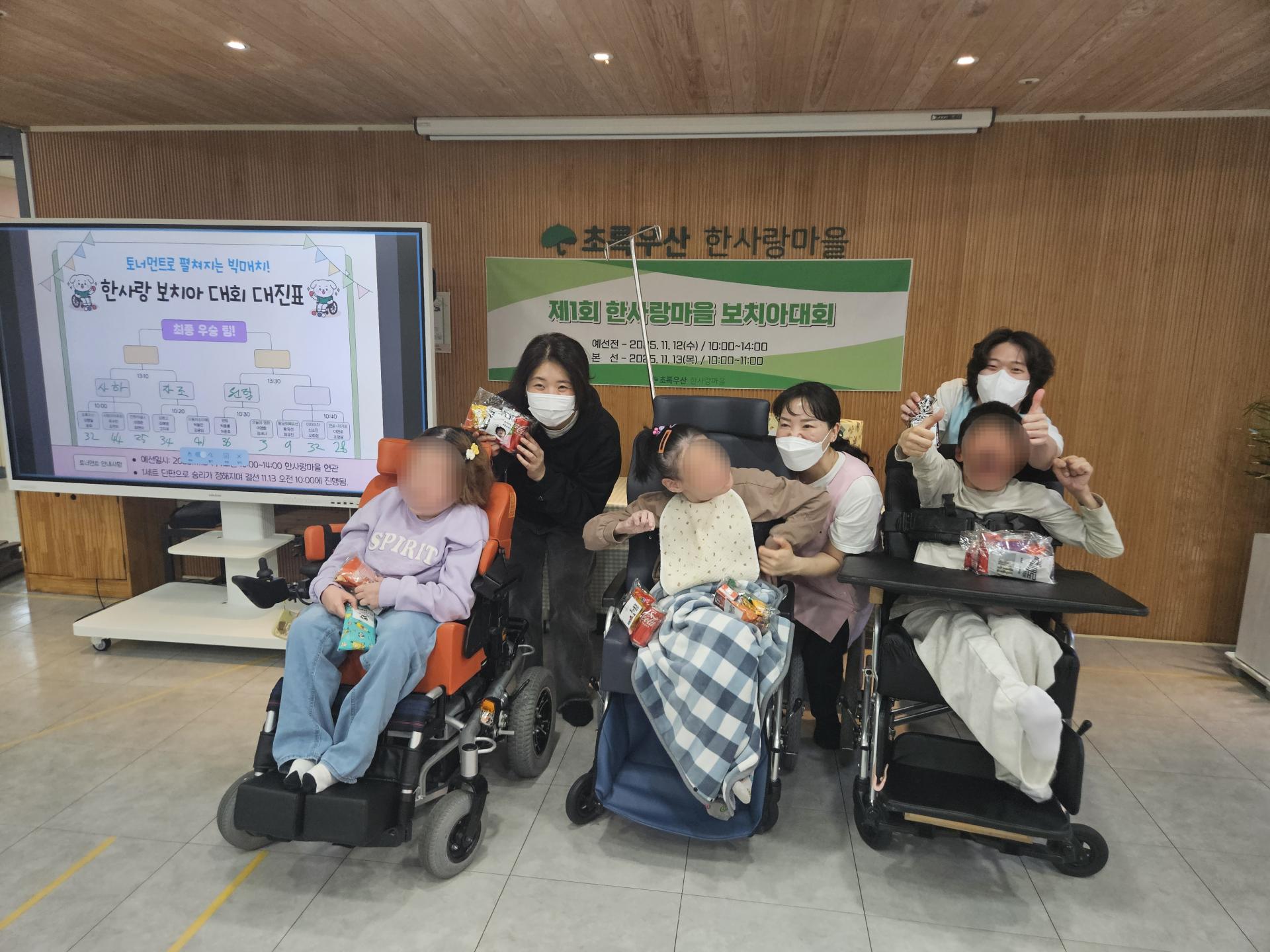 기념품을 받고 사진을 찍는 이용자와 직원들