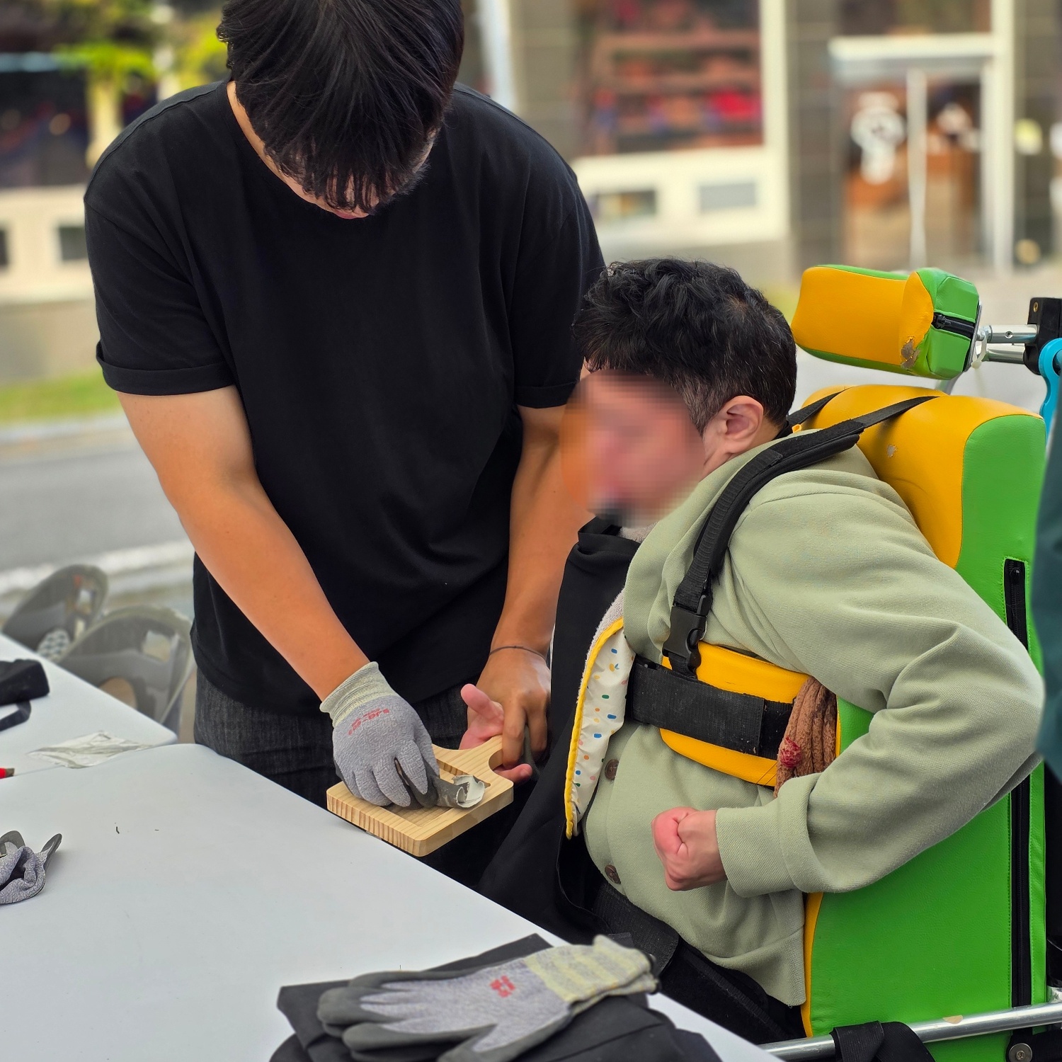 목공 체험을 하고 있는 이용자