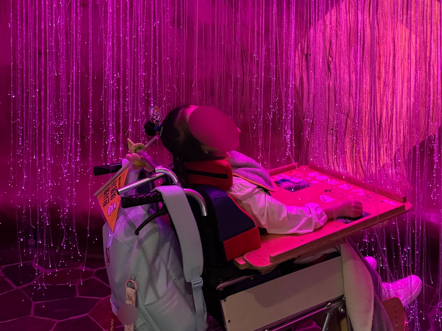 빛의벙커를 관람하는 이용자