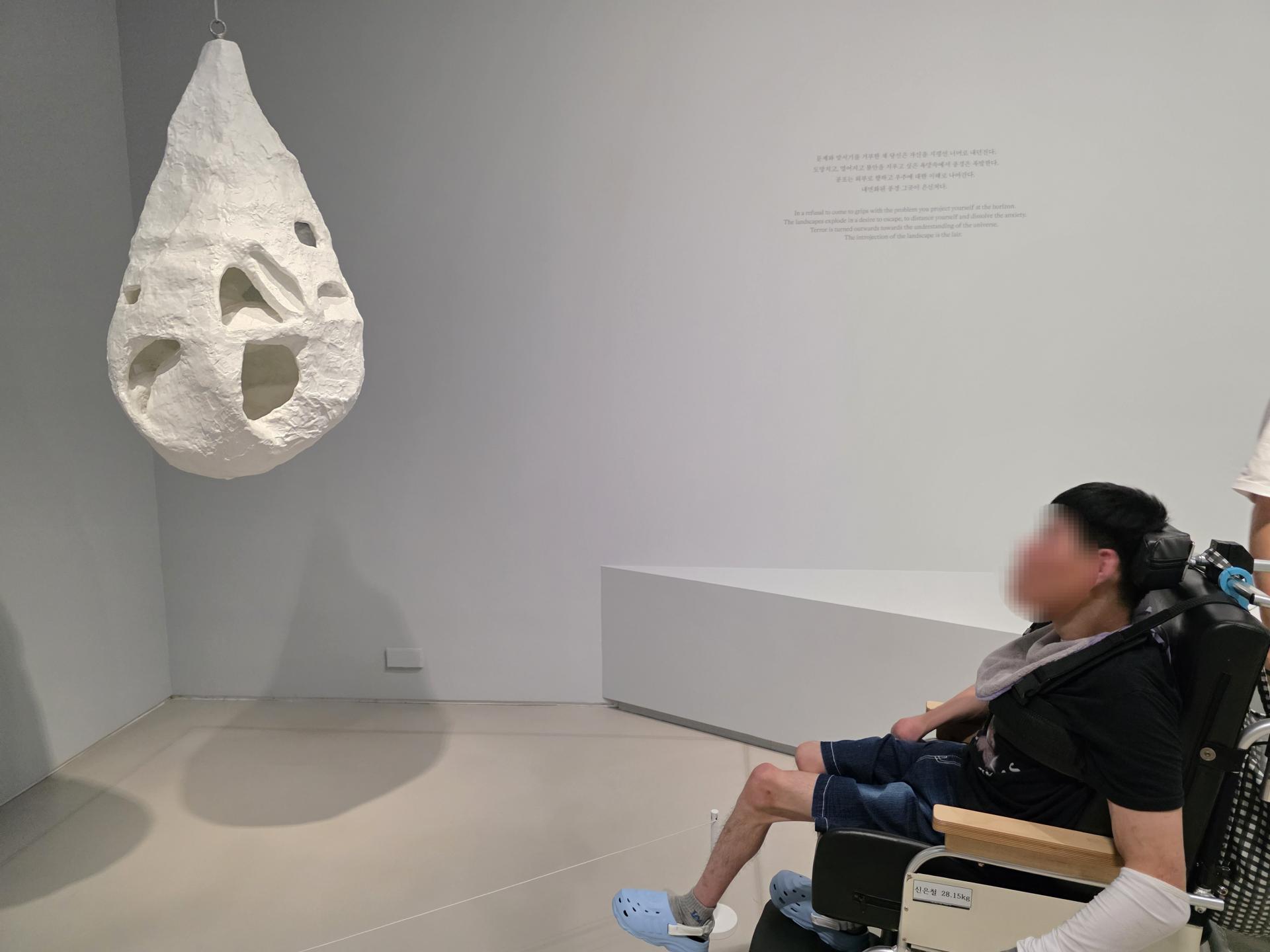 미술작품을 감상하는 이용자