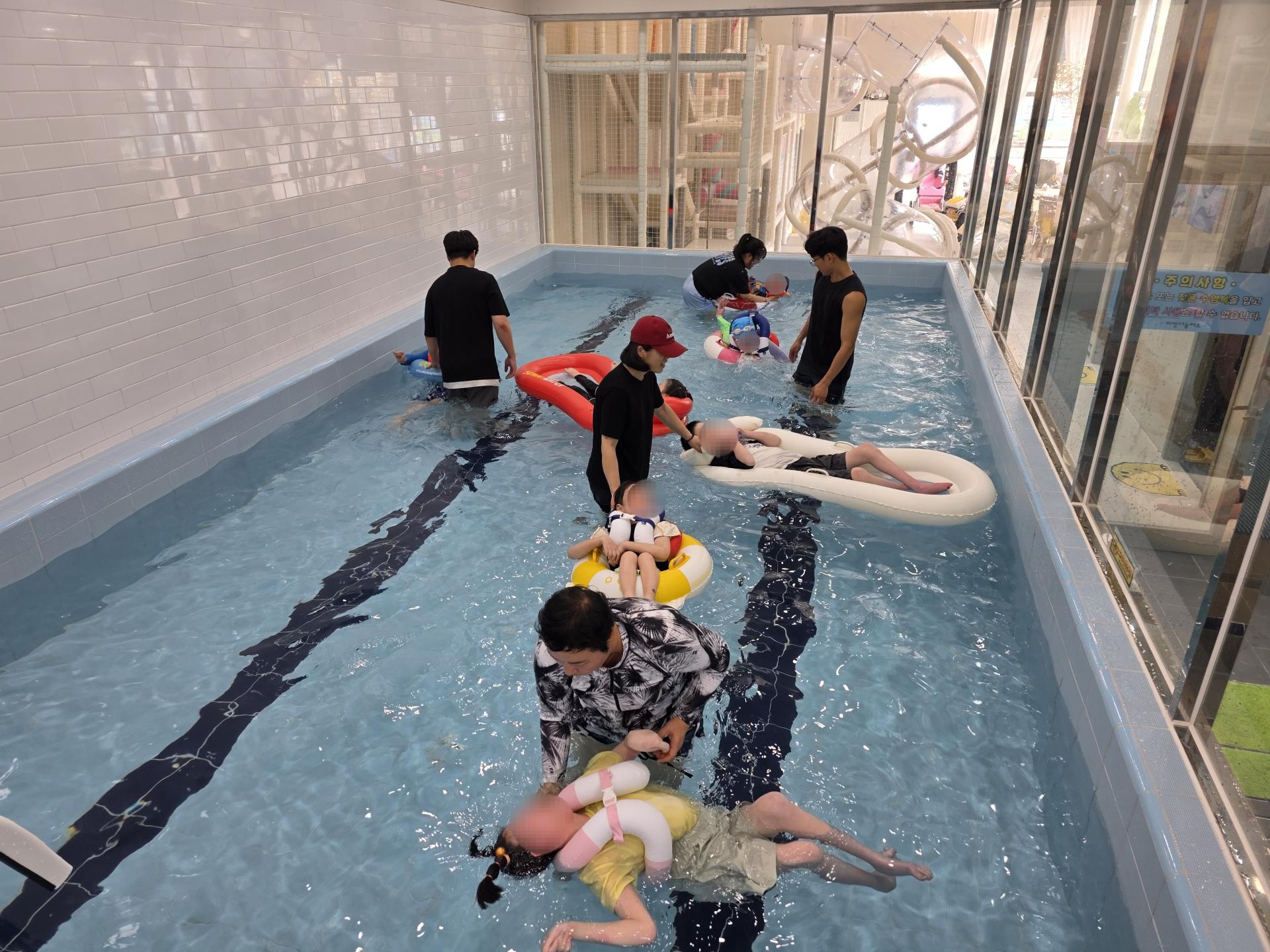 다같이 풀장에 들어간 이용자와 직원들