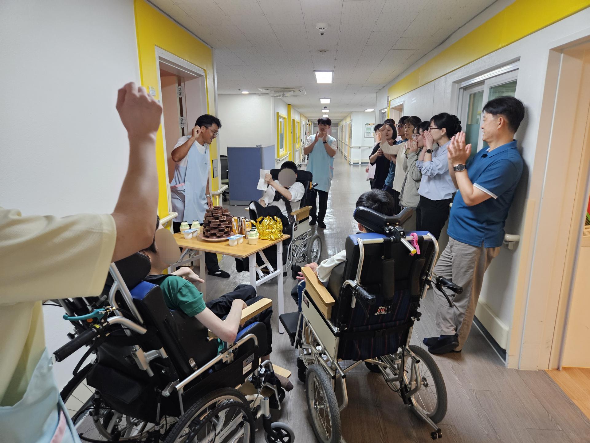 직원과 이용자들에게 축하받고있는 개별공간 사용 이용자