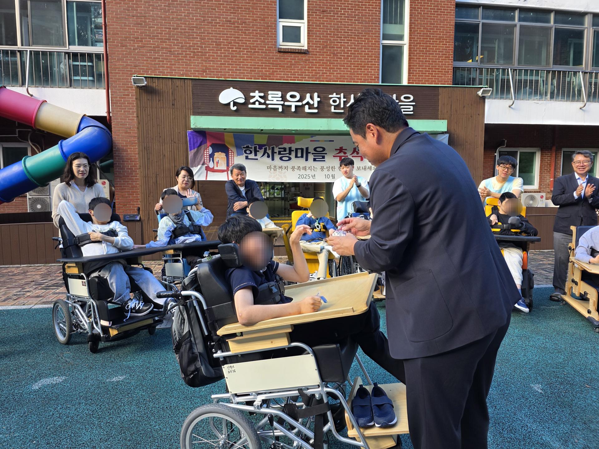 이용자에게 선물을 증정하는 봉사자