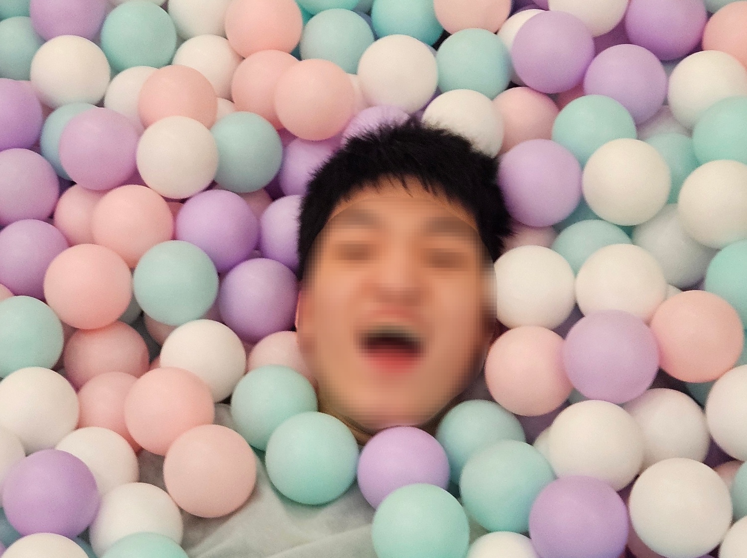 볼풀장에 들어가서 즐거워하는 이용자
