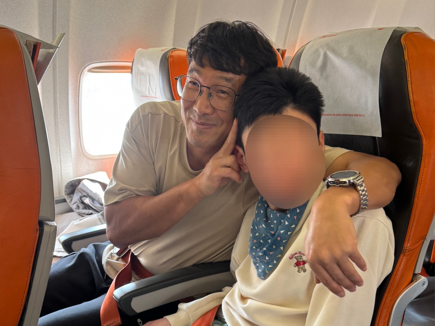  비행기 좌석에 앉아 이용자와 직원이 함께 한컷~!