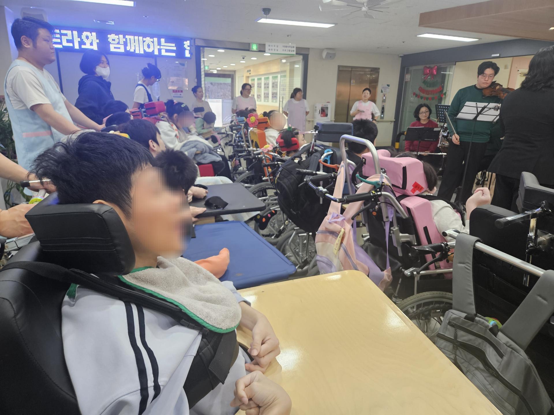 집중해서 연주를 듣고있는 이용자