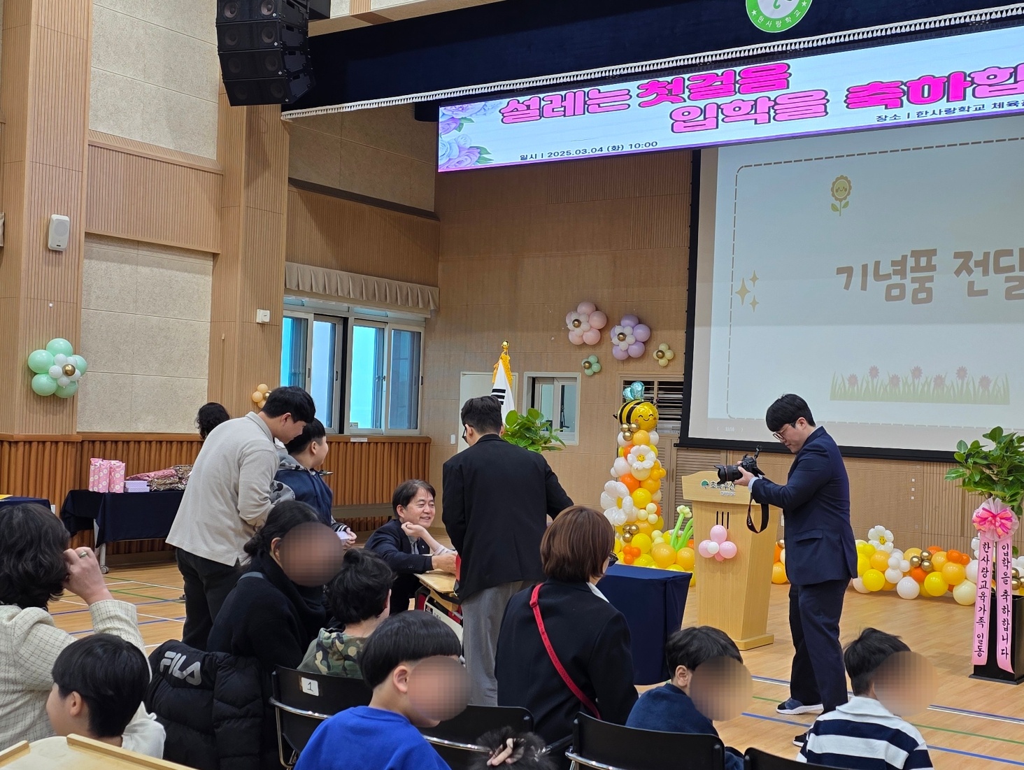 기념품을 전달하는 한사랑마을 원장님과 전달받는 이용자