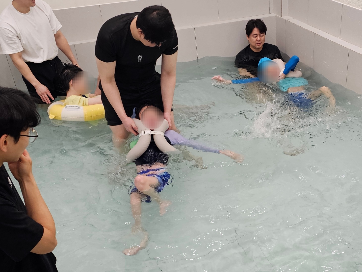 선생님들과 물놀이를 즐기는 이용자들
