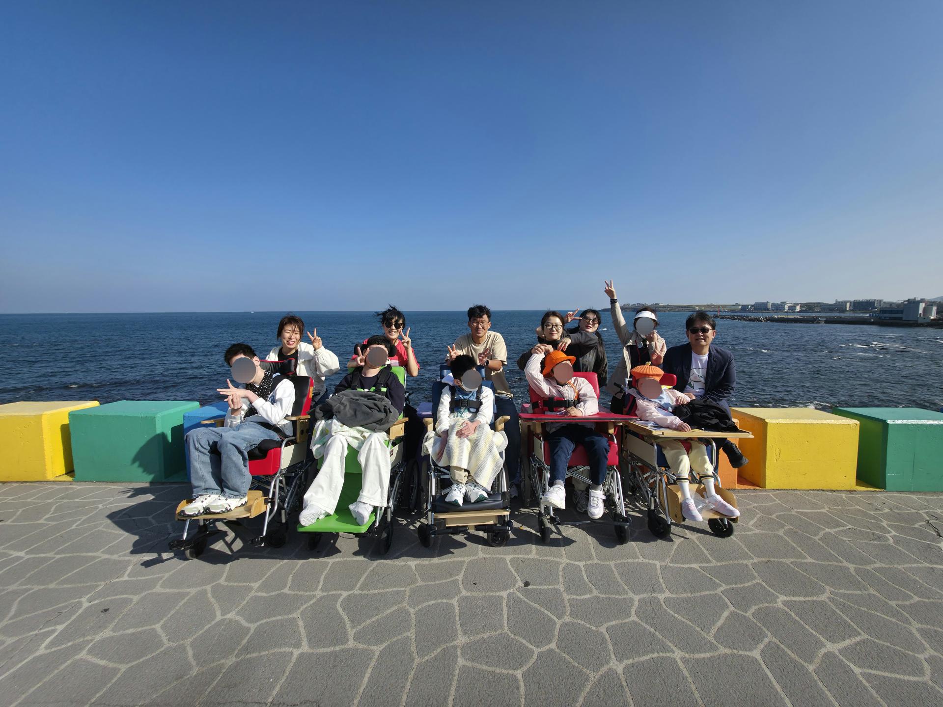 무지개 해안도로에서 이용자와 직원 단체 사진 한컷!