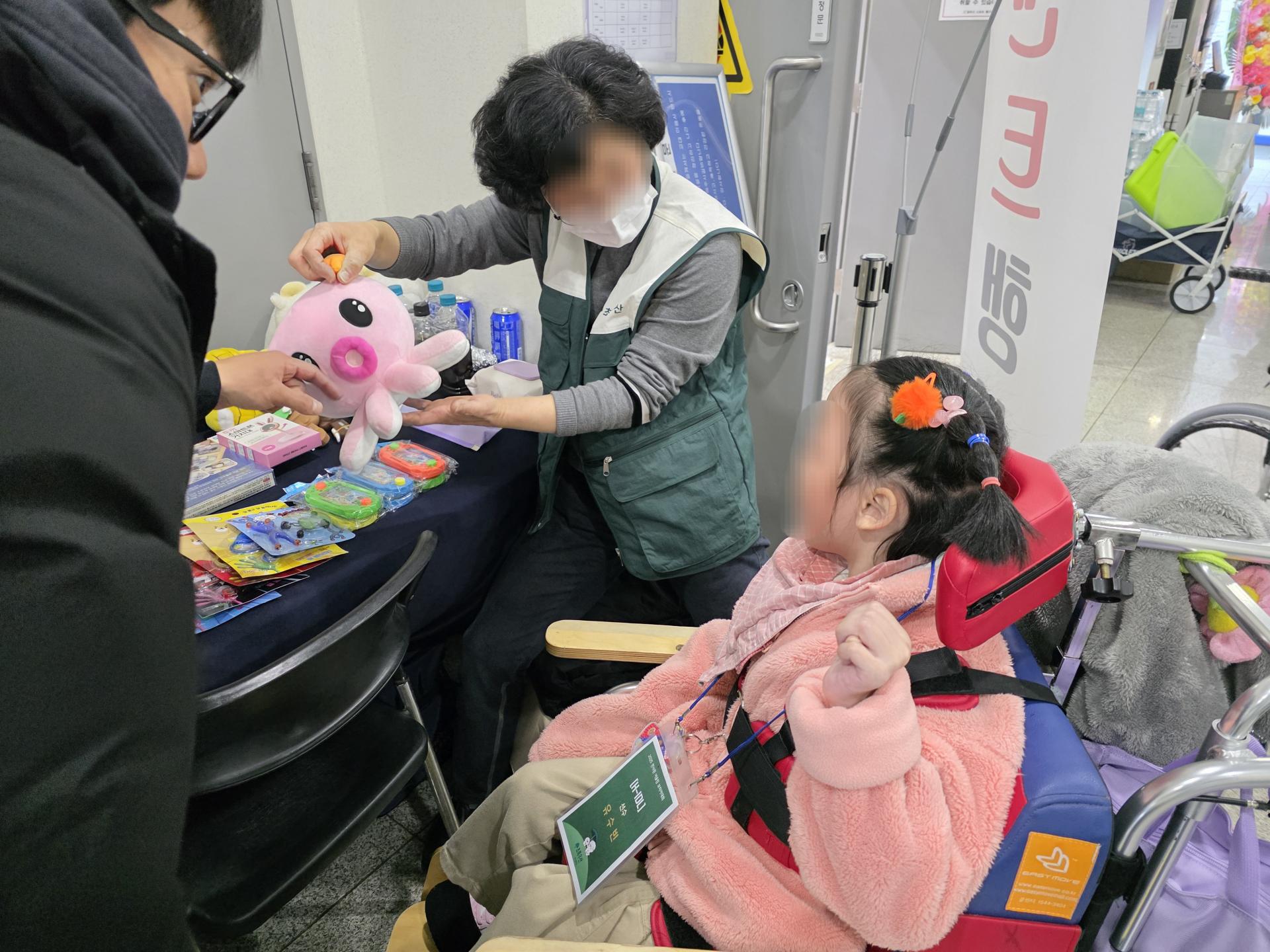 인형을 경품으로 받는 이용자